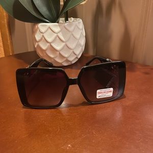 NEW True Religion Oversized Women's black sunglasses in black frame 100% UV